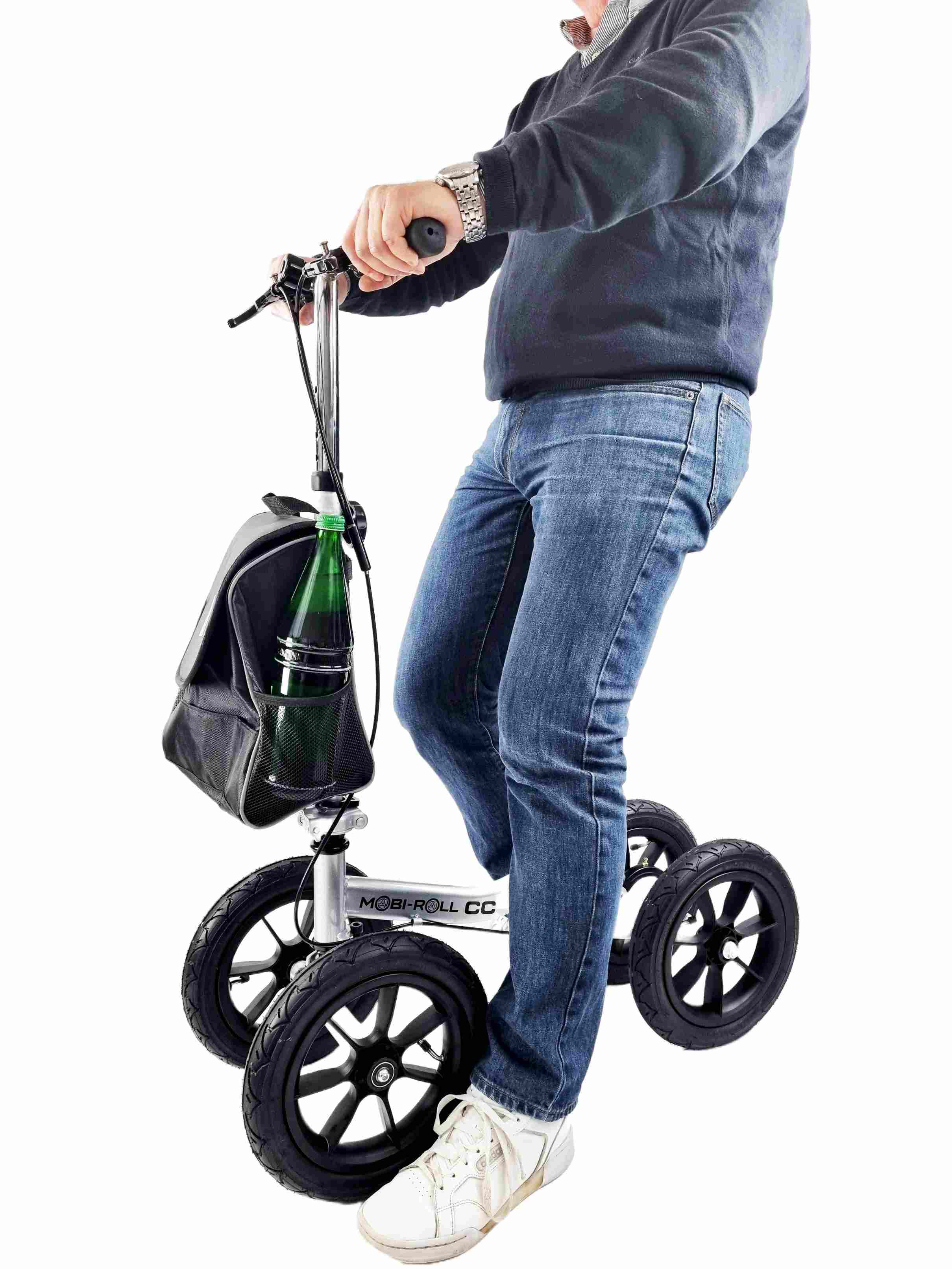 Mann nutzt einen Mobi-Roll MRW25 CC Sitz- und Laufroller mit großen Luftreifen und einer Tasche am Lenker.